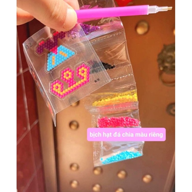 Hộp 4 tranh đính hạt đá chống nước, chia màu từng bịch hạt, có khay đựng hạt, mã MY-225401