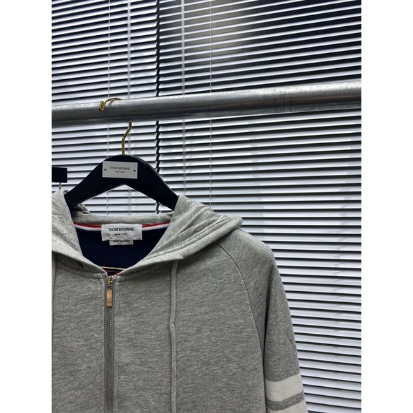 Áo khoác nỉ nữ thương hiệu Thom Browne thiết kế hai mặt hai màu khác nhau