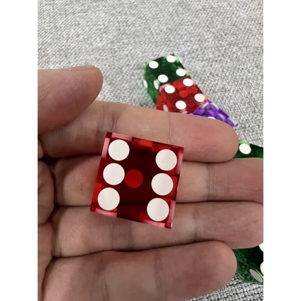 1 viên xí ngầu màu siêu đẹp có thể chơi dice stacking