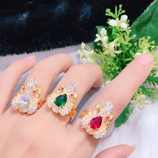 Nhẫn nữ kiểu con cóc dát vàng 18k đính đá màu