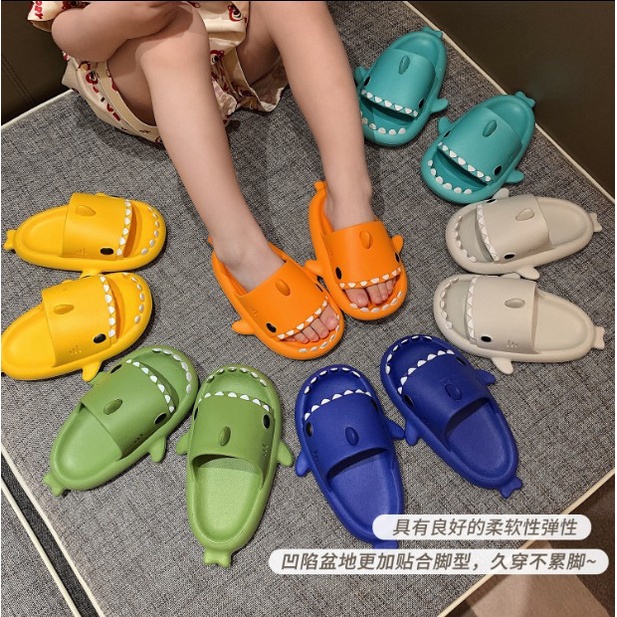 Dép quai ngang đế mềm chống trượt hình cá mập hoạt hình xinh xắn