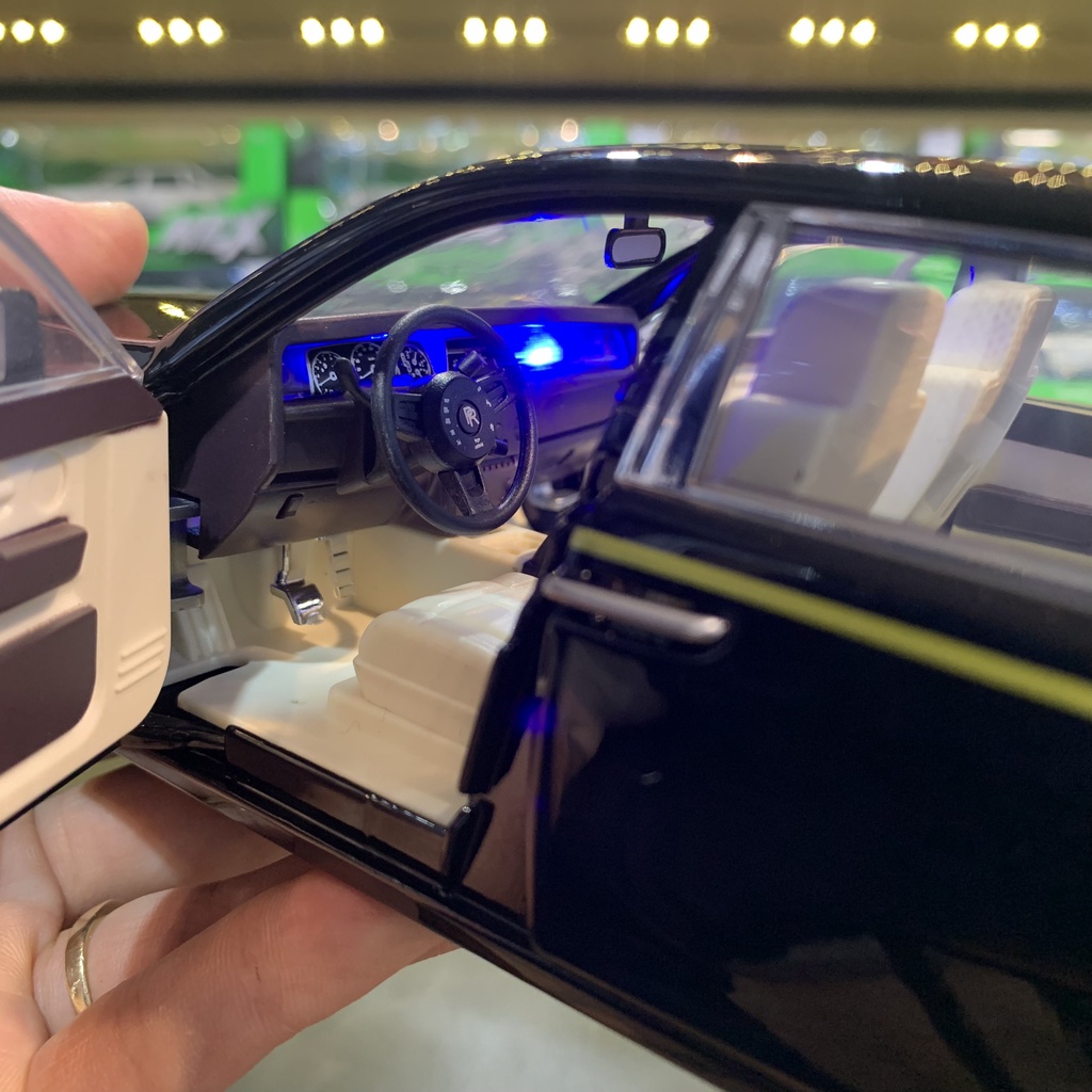 Xe mô hình Rolls Royce Phantom VIII tỉ lệ 1:20 hãng WEITUO màu đen