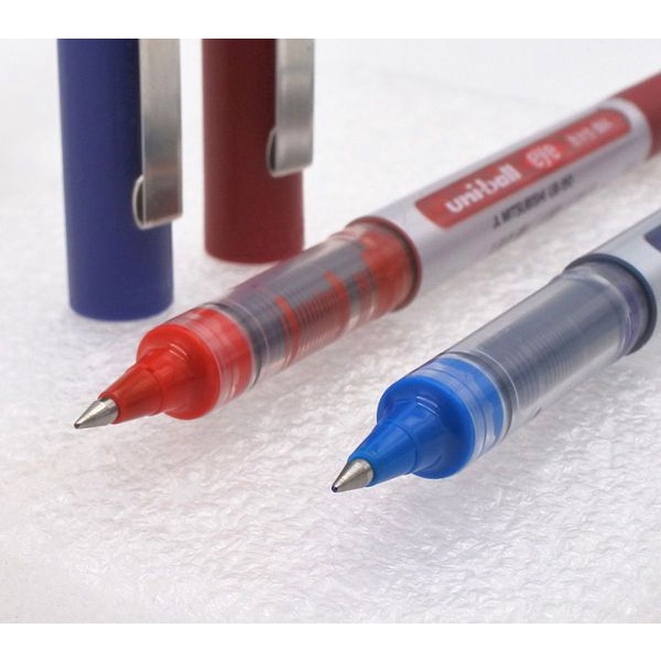 Bút bi nước nắp UNI-ball EYE