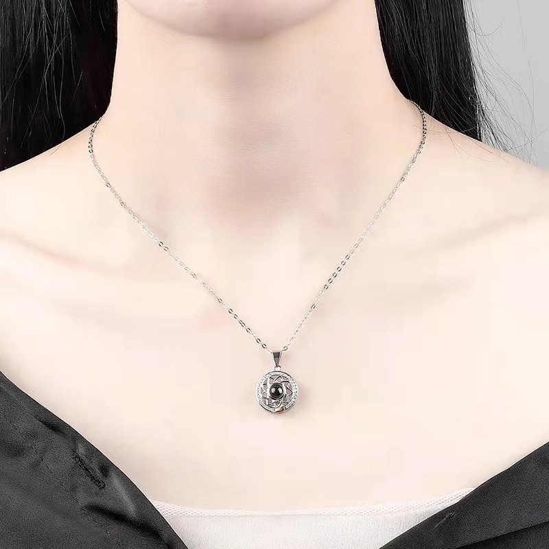 Set 2 Vòng cổ Mặt Trăng Và Mặt Trời Có Gắn 100 Ngôn Ngữ Thời Trang Cho Cặp Đôi