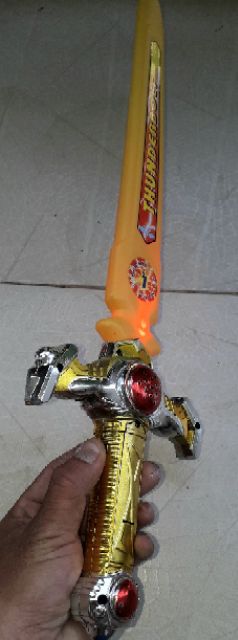 Một cái mô hình bằng nhựa thanh_kiếm dài 46cm có nhạc và đèn led rất đẹp tặng kèm pin