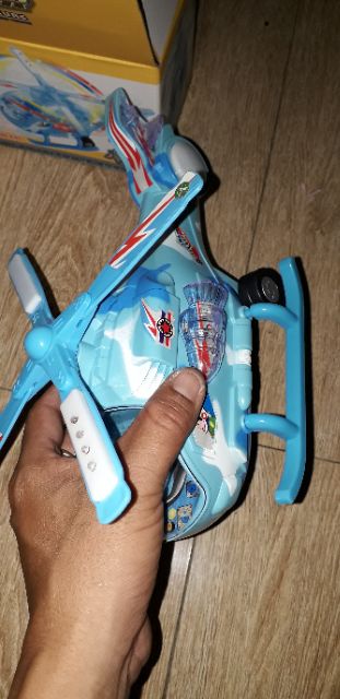 Chiếc máy bay trực thăng có nhạc và đèn Led tặng kèm pin bằng nhựa rất đẹp