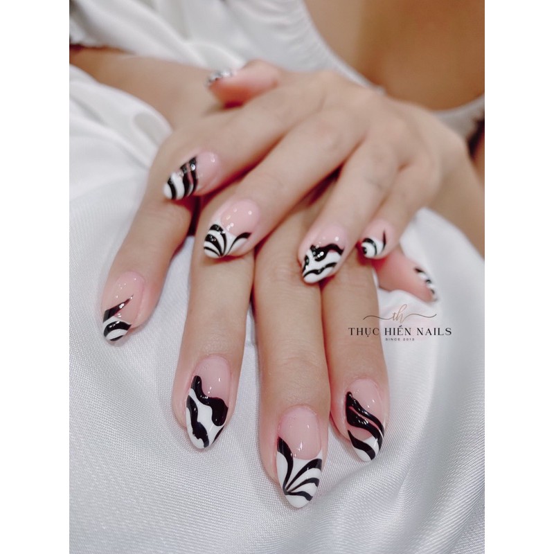 Bộ móng up gồm 24 móng đầy đủ size, do shop thiết kế và làm thủ công hoàn toàn, tặng kèm keo và dũa.