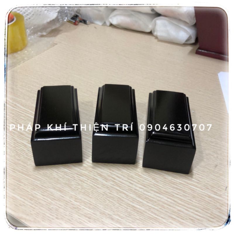 Thủ xích - Phủ xích , gỗ tự nhiên, trên lưng khắc 3 chữ "án dạ hồng" , chữ Phạn, kích thước 10×5×5 cm.