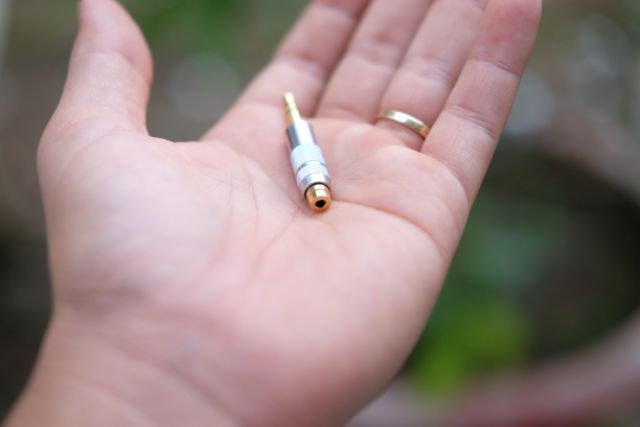 Giắc chuyển đổi cân bằng 2.5mm cái ra 3.5mm đực hãng Oyaide Nhật.