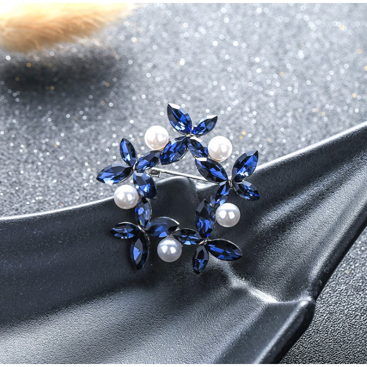 Cài áo tròn đính ngọc trắng và xanh dễ thương GC174