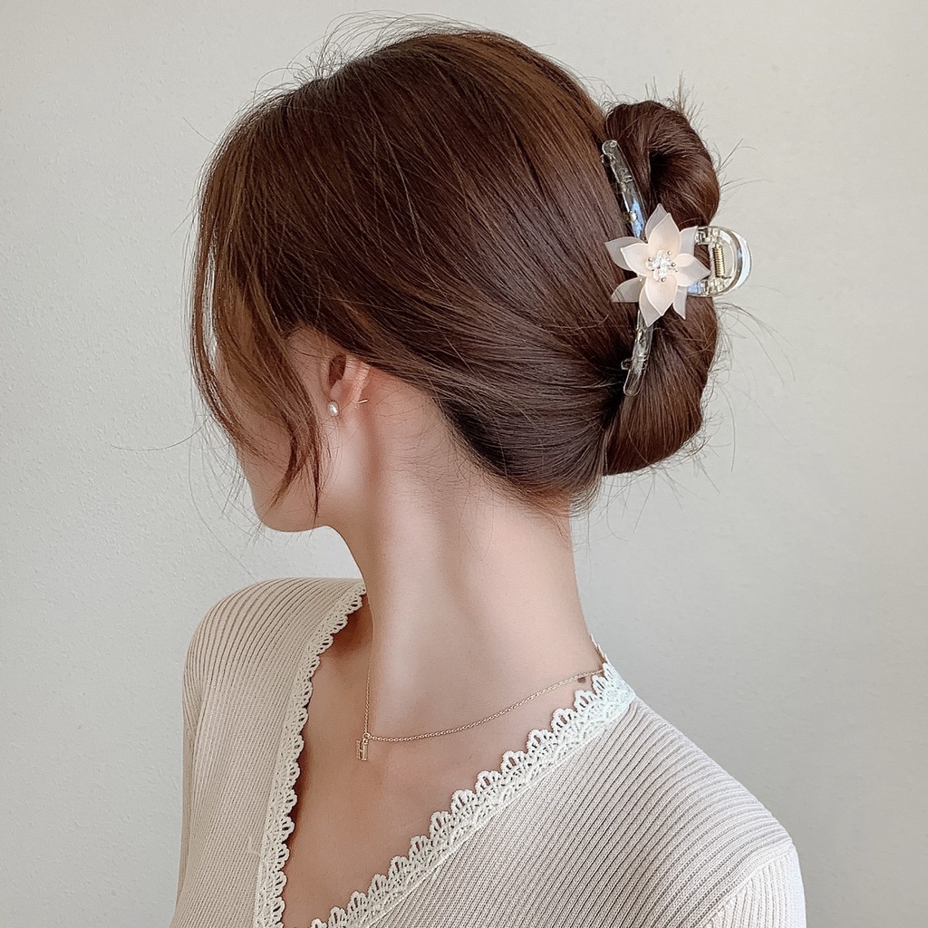 Kẹp tóc càng cua nhựa gắn hoa xinh xắn phong cách hiện đại dành cho nữ.