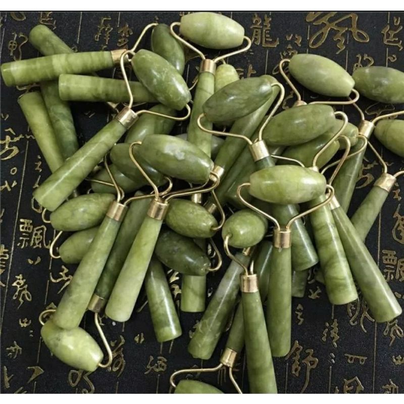 Cây lăn massage mặt bằng đá