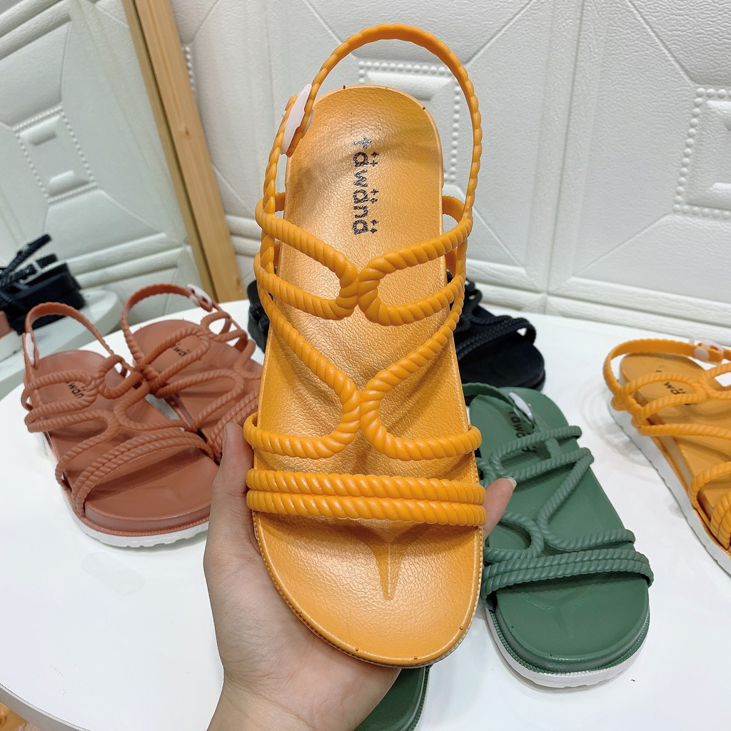 Sandal cao su tawana khóa nhựa đế trắng cao 3 cm dáng chiến binh form nhỏ 1 size 3G01