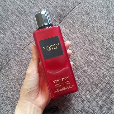 💎LEON💎 Xịt thơm Body Mist Very Sexy New 2019 - 𝐦𝐚̂̃𝐮 𝐭𝐡𝐮̛̉ 𝟑𝟎𝐦𝐥/𝟓𝟎𝐦𝐥 | BigBuy360 - bigbuy360.vn