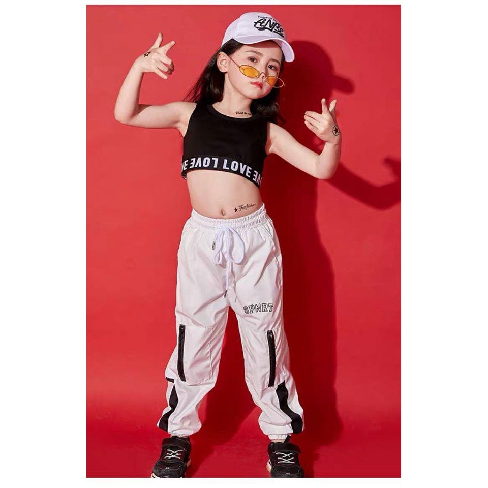 Đồ Nhảy Cho Bé | Đồ Nhảy Zumba - HipHop – Hiện Đại Dành Cho Bé | Mẫu Set Áo Ba Lỗ Viền Chữ + Quần Sport Trắng.