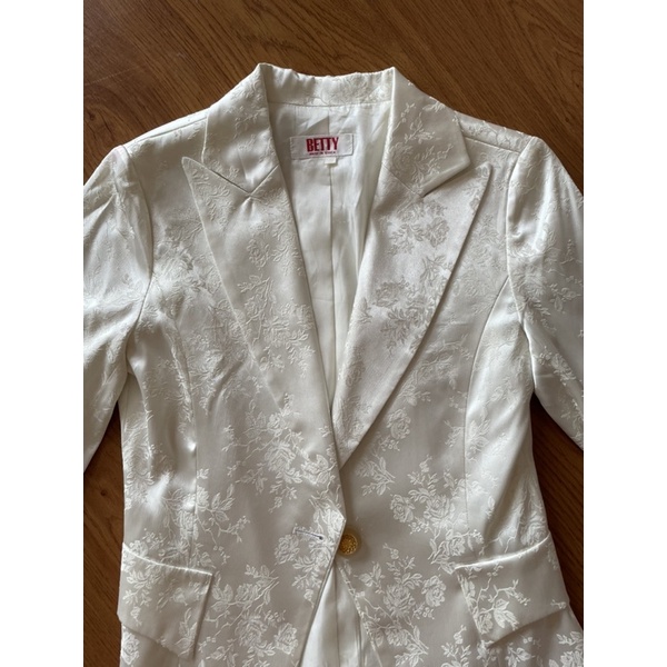 Áo blazer 2hand Korea hiệu Betty size S-M