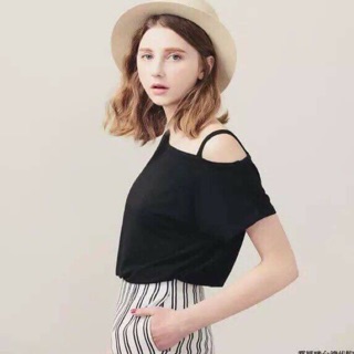 Áo phông lệch vai Bershka