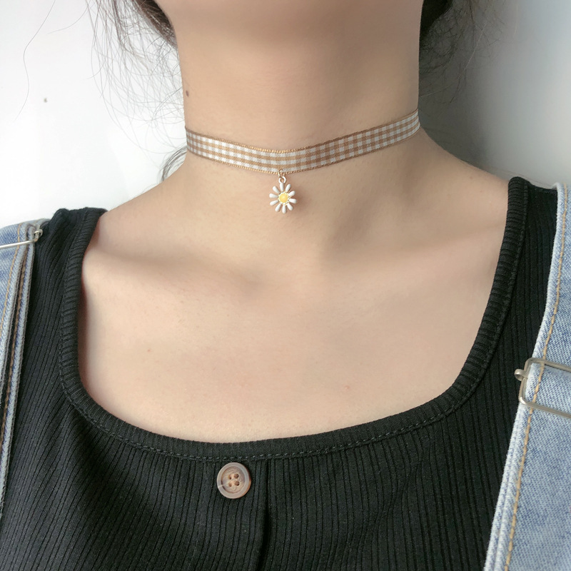 Vòng cổ hoa cúc nhỏ cá tính thời trang
