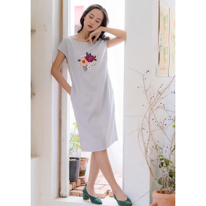 Đầm suông linen tay hến thêu hoa ngực - Trắng gạo