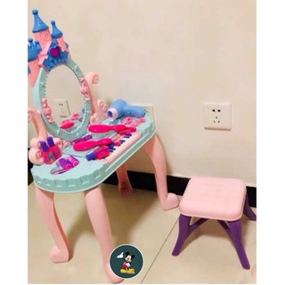Bàn Trang Điểm có đàn và Ghế ngồi.