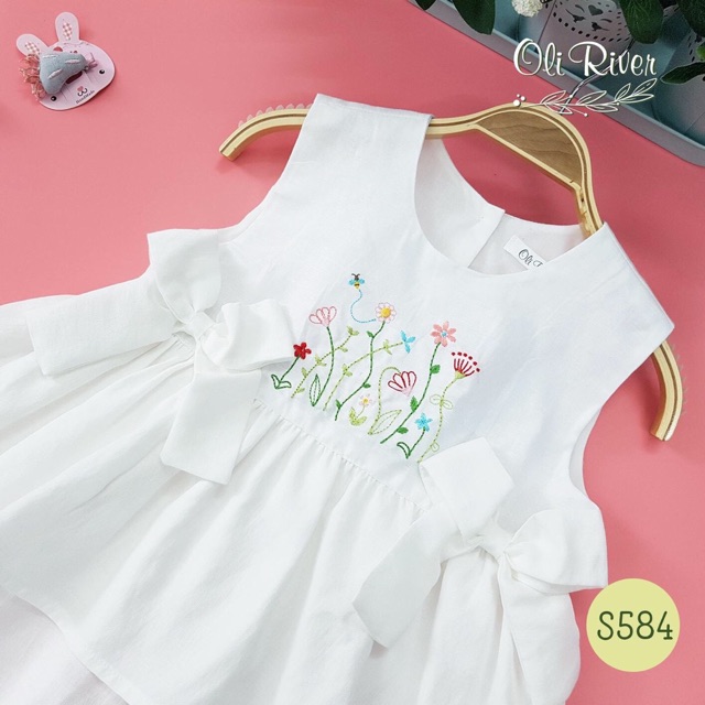 Đầm thêu hoa Oli River