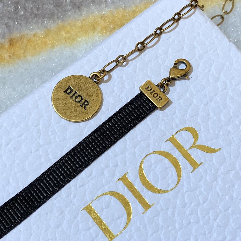 Dây chuyền Dior phối mặt chữ phong cách retro cá tính