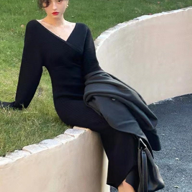 Đầm Dệt Kim Tay Dài Cổ Chữ V Thiết Kế Ôm Sát Tôn Dáng