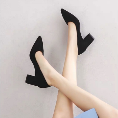 Giày cao gót bít mũi 7p đen gót vuông