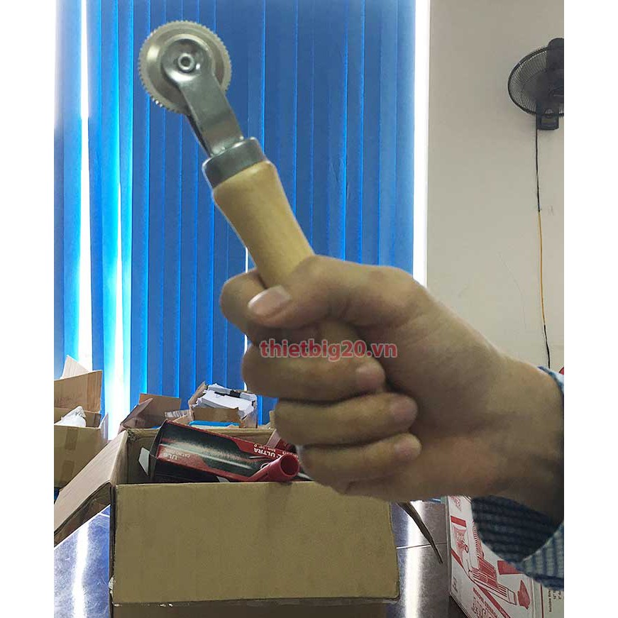 Dụng cụ con lăn miếng vá xe hơi và xe máy, cán gỗ GCL01-6G