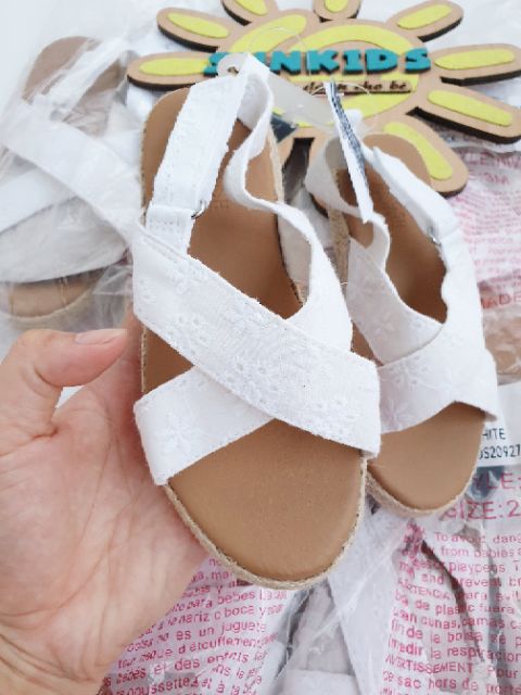 Sandal Oshkosh thêu hoa