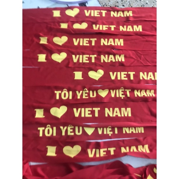 Băng rôn đeo đầu Tôi yêu việt nam.