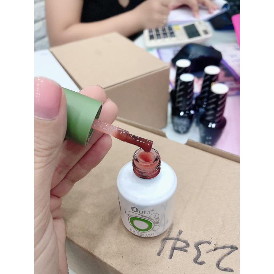 Sơn thạch cam đất Ouli màu sơn móng tay đẹp cho mọi lứa tuổi