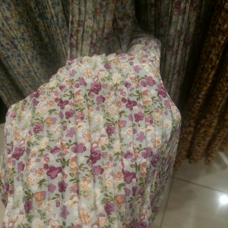 Chân váy hoa dập ly