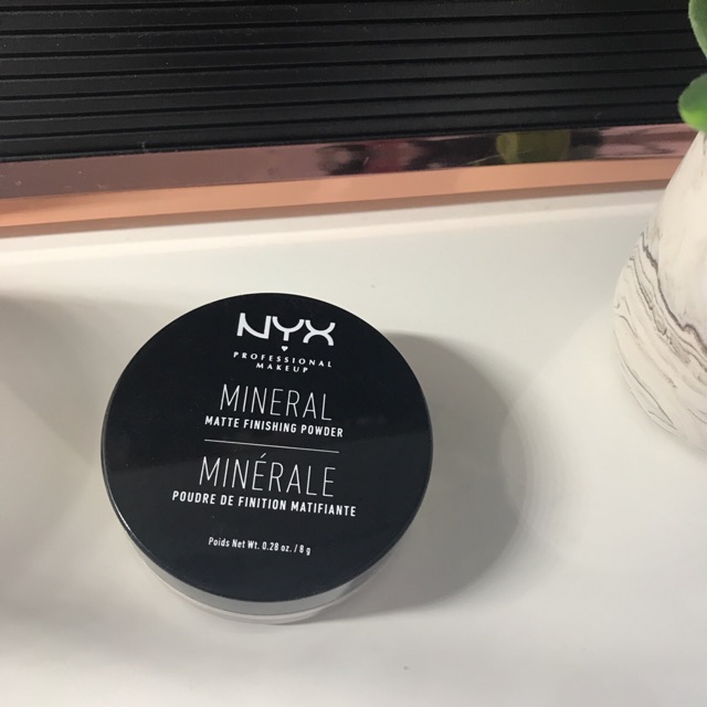 Phấn phủ bột NYX mineral  Matte Finish Pơder 8g