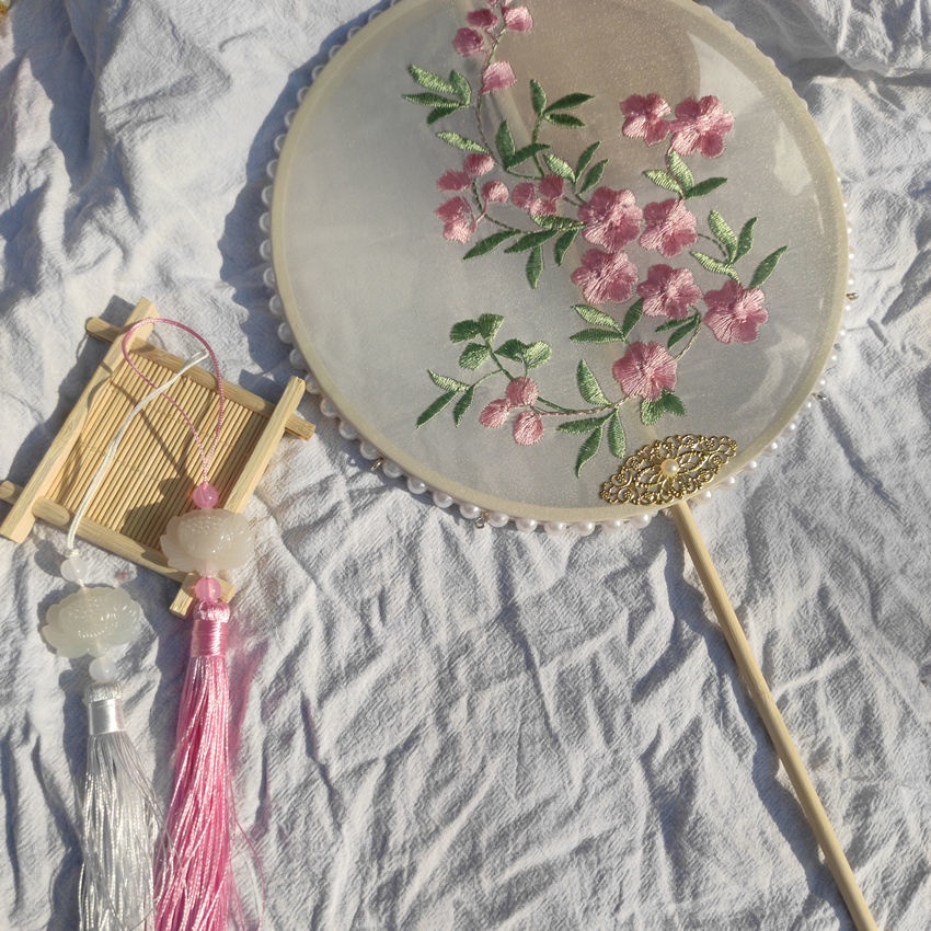 Quạt Múa Họa Tiết Thêu Phong Cách Cổ Điển Cho Nữ