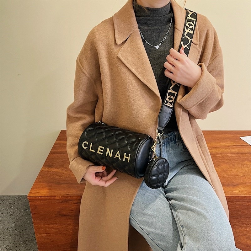 Sét đôi đeo chéo tròn trống trần ô đính chữ vàng nổi kèm dây đeo bản to (tặng kèm túi nhỏ)