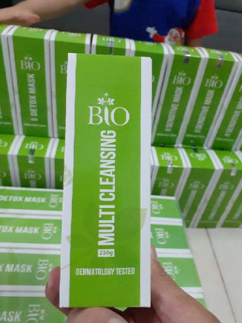 BIO MULTI-CLEANSING  chai 250 gram, sản phẩm dùng trong quá trình tẩy trang và làm sạch da, được các spa ưa chuộng.