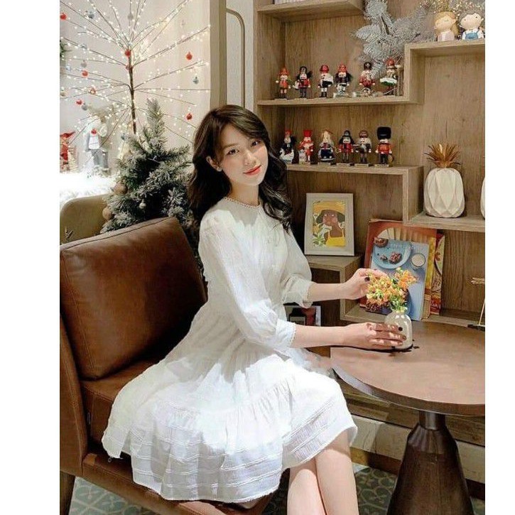 Đầm trắng phối nút viền ren tay lỡ