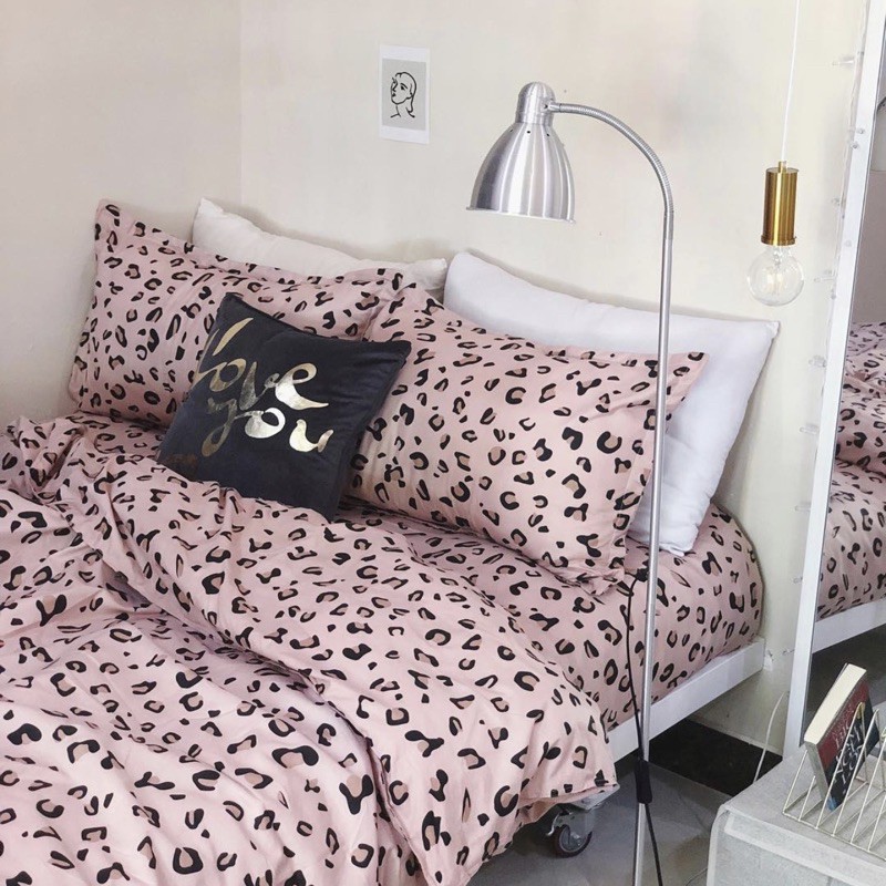 Bộ chăn ga gối chất liệu Poly cotton da báo hồng