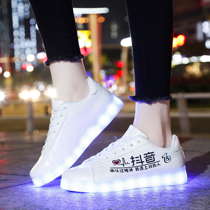 Giày phát sáng màu trắng chữ hàn nhịp tim phát sáng 7 màu 11 chế độ đèn led (ảnh thật video thật)