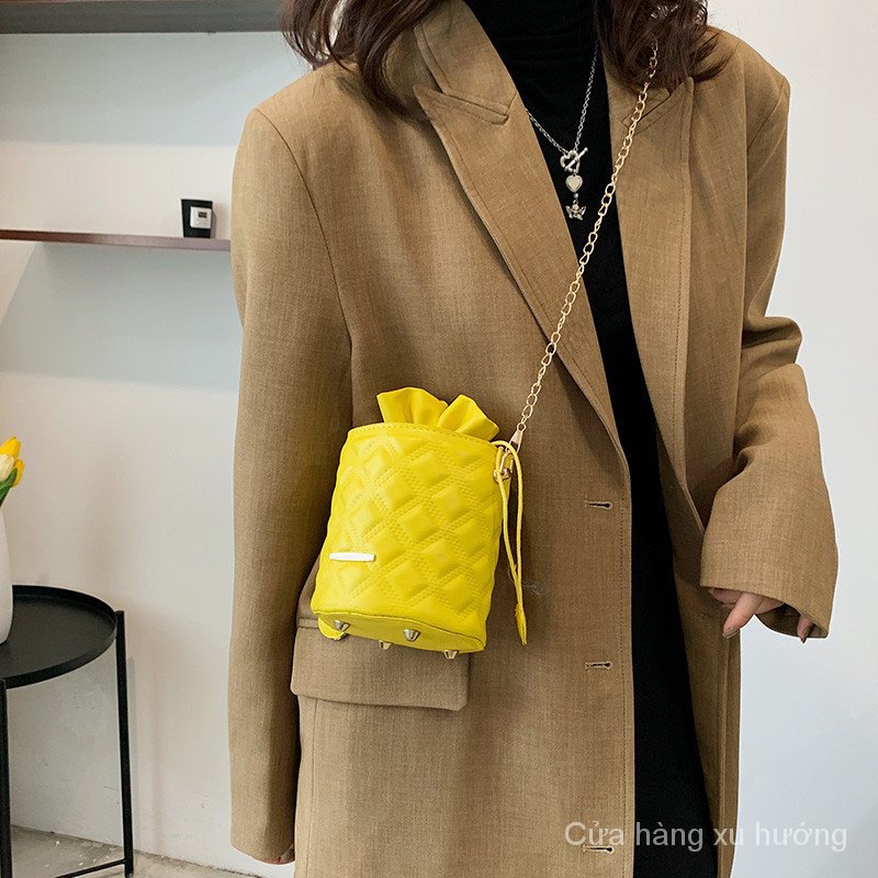 Túi đeo chéo nữ thời trang mùa xuân 2022