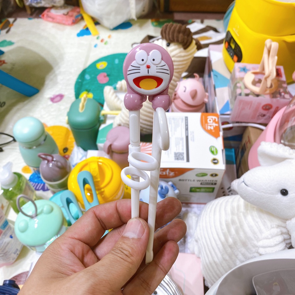 Đũa tập ăn xỏ ngón hoạt hình cho bé