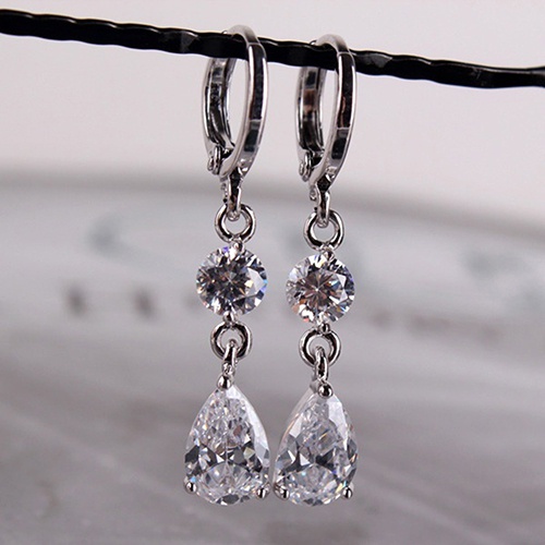 Khuyên tai đính đá hình giọt nước sang trọng