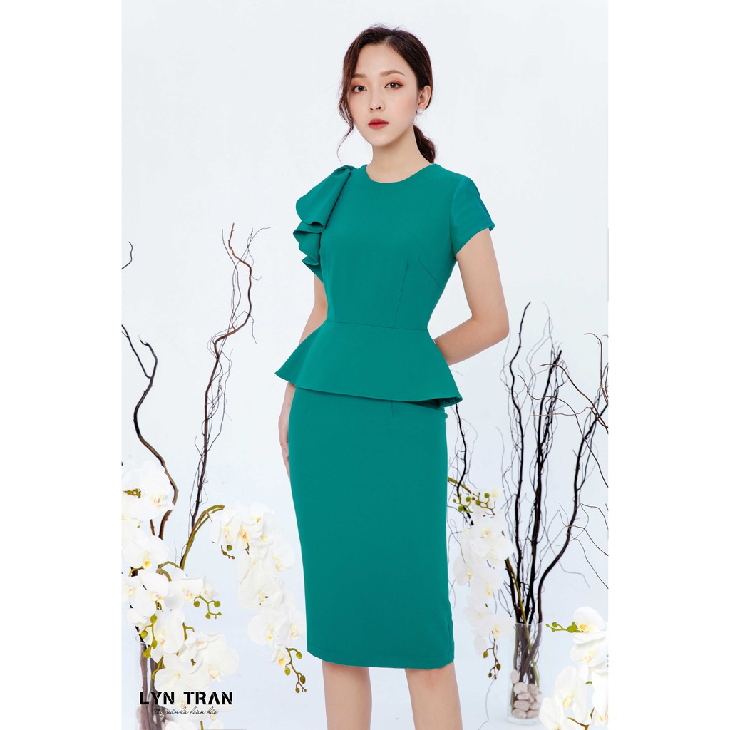 Váy ôm peplum xếp nếp rủ trên vai