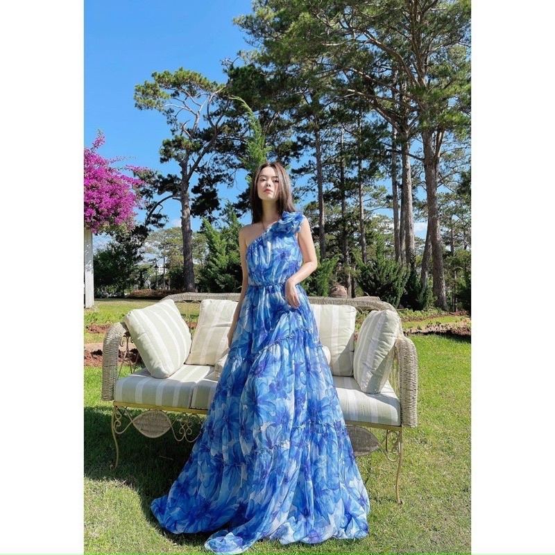 Đầm maxi lệch vai dáng xoè kèm tag hoa phong cách Xuka Dress