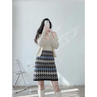 Áo len đen kem: áo 2 dây basic, cardigan mỏng cùng màu