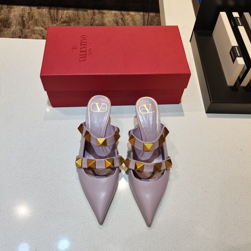 Dép cao gót Valentino 6.5cm da thật, thiết kế dành cho các nàng thanh lịch hiện đại, với đinh tán sang trọng lộng lẫy.