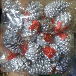 Quả thông bạc trang trí noel có nơ