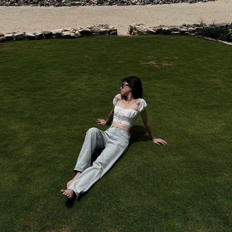 Áo croptop Bliss Top trắng nhún & nút bọc vintage, Áo croptop tay phồng