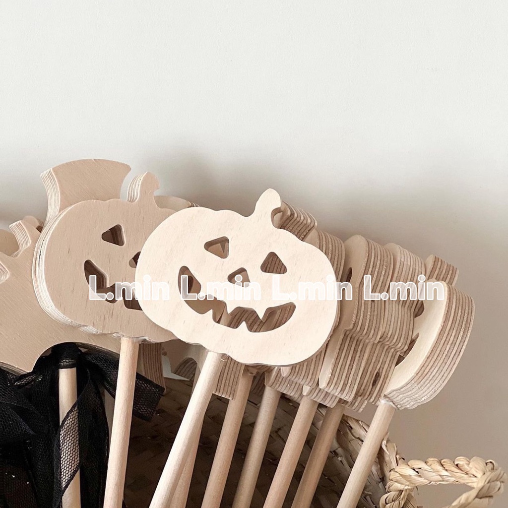 Logo gỗ halloween